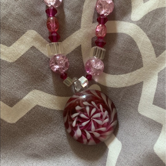 Handmade pink beaded necklace - Picture 2 of 2